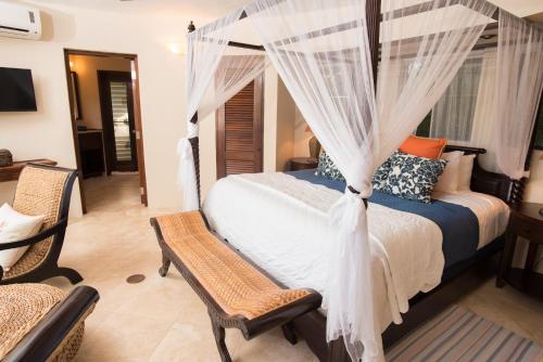 西班牙镇On The Rocks Villa的一间卧室配有一张带蚊帐的床