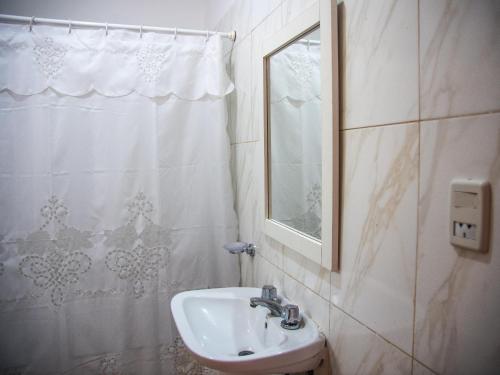 特尔马斯德里奥翁多GOa Hospedajes的一间带水槽和淋浴帘的浴室