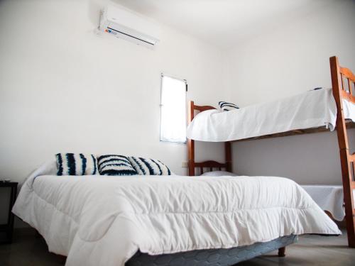 特尔马斯德里奥翁多GOa Hospedajes的一间卧室设有两张双层床和一扇窗户。