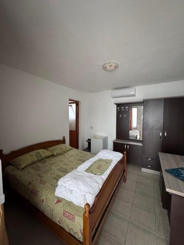 都拉斯Vila Cano的一间卧室配有一张床和一张书桌