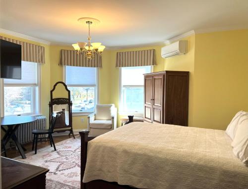 Mount VernonFarfalla Bianca的一间卧室配有一张床、一张桌子和一把椅子