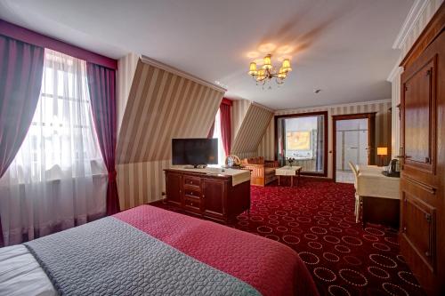 Rokietnica茉莉庄园酒店的配有一张床和一张书桌的酒店客房