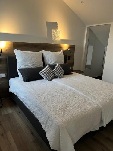 马克多夫Lieblingsplatz-Bodensee的卧室配有一张带两个枕头的大白色床