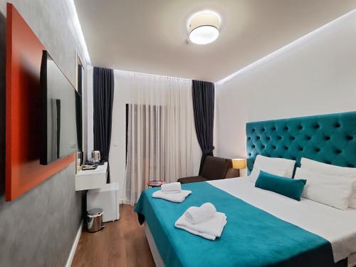 布德瓦Lolo Luxury rooms & suites的酒店客房,配有带毛巾的床