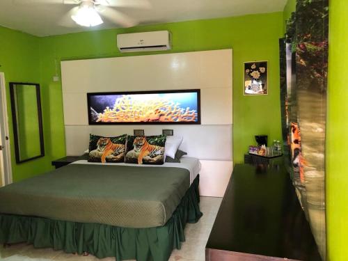Corral SpringCas Bed and Breakfast的一间卧室配有一张带绿色墙壁的床