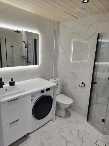 萨洛Upea asunto Salon sydämessä, Ilmainen pysäköinti, lähellä kaikkea的白色的浴室设有卫生间和洗衣机。