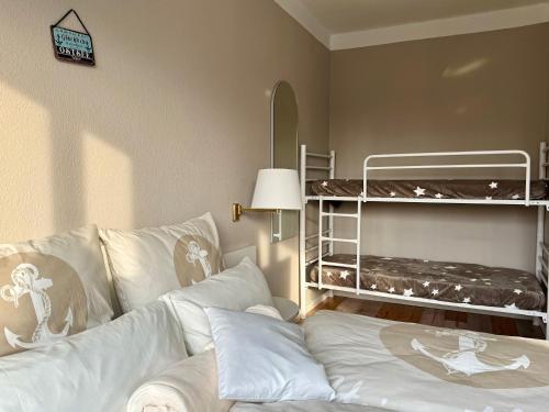伯尔格伦德-雷特维施Pension Ostsee-Strand的一间卧室配有一张床和一张双层床。