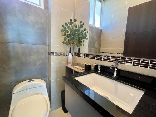 曼塔APARTAMENTO PUERTO MADERA的浴室配有白色卫生间和盥洗盆。
