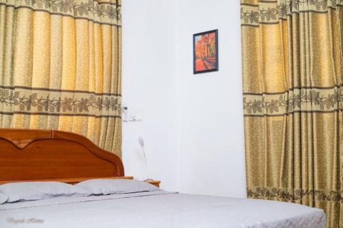 库马西Stunning Executive 2 Bedroom Apartment with KING SIZE BED的床上床,带窗帘和床罩