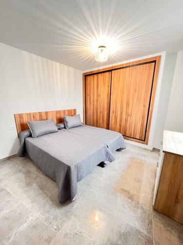 比拉夫洛尔Extenso y relajante apartamento的一间卧室设有一张床和一个大窗户