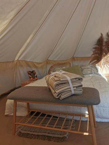 德兰赫勒#2 Sage & Wildflower的帐篷内的一张床位,配有床垫和桌子