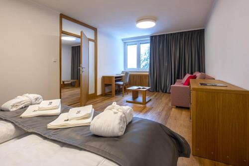迪马诺卡多林纳瑞皮斯卡疗养酒店的酒店客房设有床和客厅。