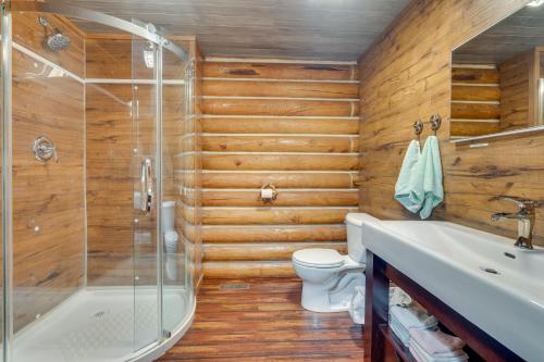 HamdenRustic Wellston Cabin with Pond and ATV Trail Access!的带淋浴、卫生间和盥洗盆的浴室