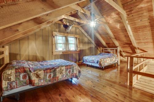 HamdenRustic Wellston Cabin with Pond and ATV Trail Access!的阁楼间 - 带两张床和窗户