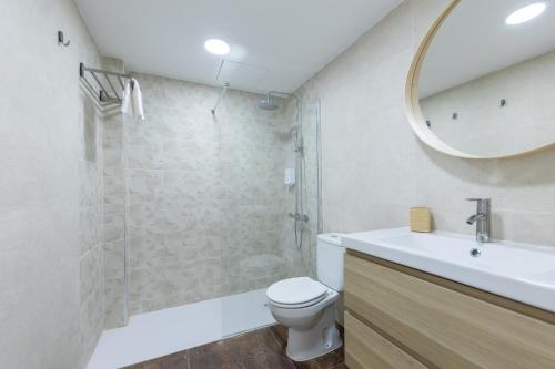 科斯塔特吉塞Casa Moure的带淋浴、卫生间和盥洗盆的浴室