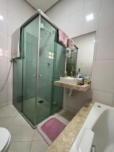 北茹阿泽鲁Casa Confort的一间带玻璃淋浴和水槽的浴室