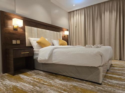 吉达سحابة الأحلام - Dream Cloud Hotel的一间卧室,卧室内配有一张大床