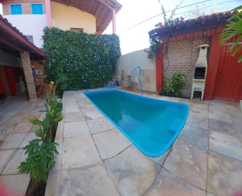 特赖里Casa Boa Venttura Piscina,guajiru,flecheiras e mundaú的一座房子后院的游泳池