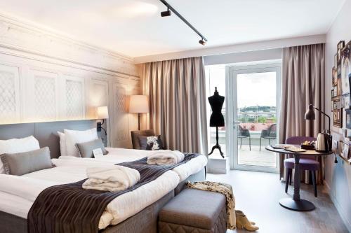 哥德堡斯堪迪克卢比能酒店的酒店客房,配有两张带毛巾的床