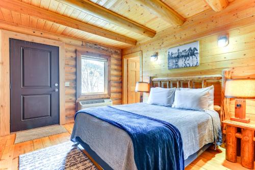 杰克逊Cozy Mountain Condo Across From Snow King Ski Mtn!的小木屋内一间卧室,配有一张床