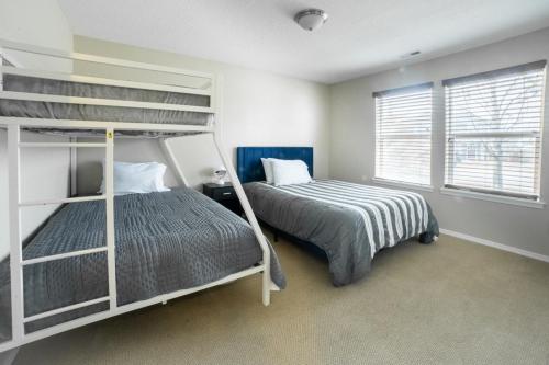 StarCozy home - sleeps 12 - RV parking - Sun Room的一间卧室设有两张双层床和一扇窗户。