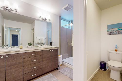 西雅图Urban Oasis的浴室配有2个盥洗盆、卫生间和淋浴。