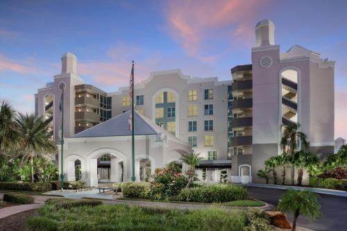 奥兰多Embassy Suites by Hilton Orlando Lake Buena Vista Resort的 ⁇ 染一个有建筑的度假胜地