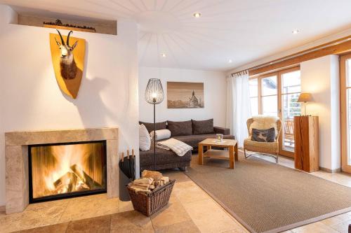 伦格里斯Ferienlandhaus Alpinum的带沙发和壁炉的客厅