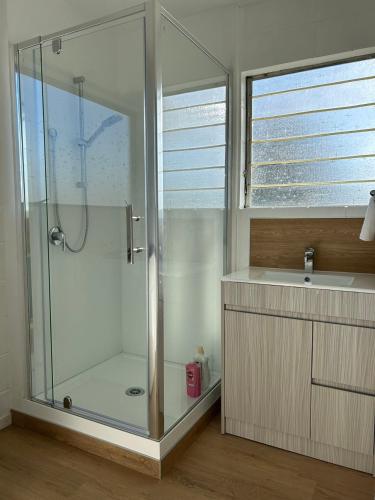 汉密尔顿Avon Apartments的带淋浴和盥洗盆的浴室