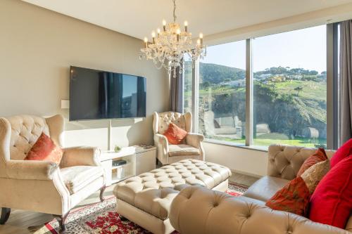 开普敦De Waterkant Luxury Residences by McStay的客厅配有沙发、椅子和电视