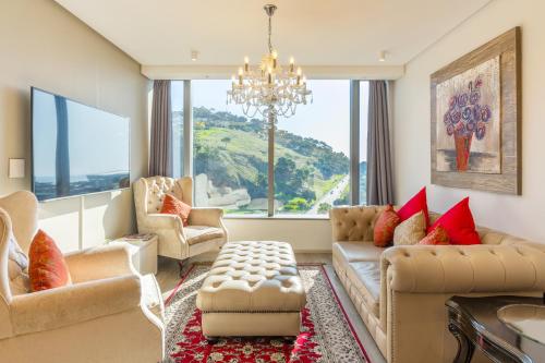 开普敦De Waterkant Luxury Residences by McStay的客厅配有两张沙发和一个吊灯。
