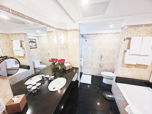 海口海南君华海逸酒店（原文华大酒店）的一间带两个盥洗盆和卫生间的浴室