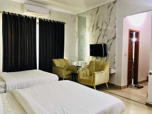 伊斯兰堡Hayat Grand的酒店客房设有两张床和电视。