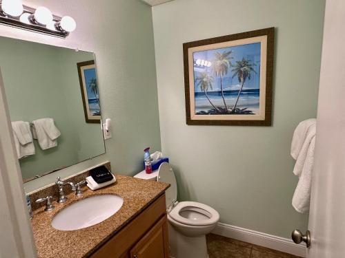 彭萨科拉海滩Your Beach Therapy Awaits at Sans Souci的一间带水槽、卫生间和镜子的浴室
