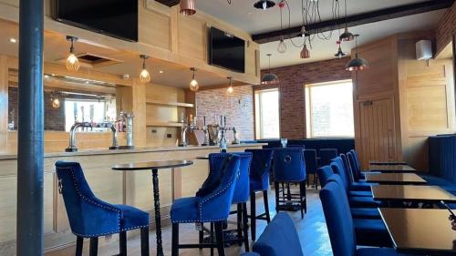 利物浦The Royal Crest的餐厅内带蓝色桌椅的酒吧