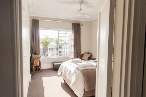 Nahoon Beach Villas Self Catering Apartments客房内的一张或多张床位