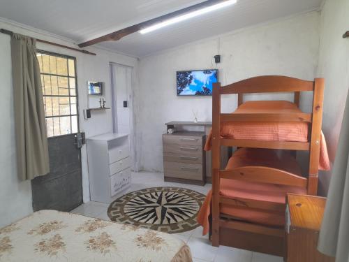 萨尔托Lavanda Casa de Campo的小房间设有双层床和水槽