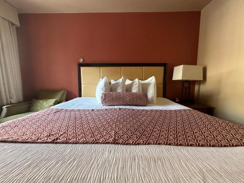 乌雷乌雷马特汽车旅馆的一间卧室配有一张大床和红色的床罩