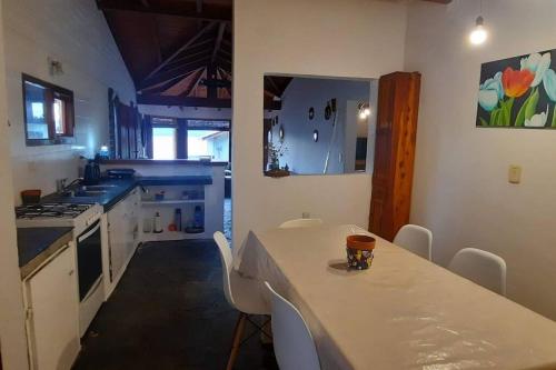 圣卡洛斯-德巴里洛切Casa Arrayan - Entorno único 20 metros del lago的厨房配有桌椅和台面