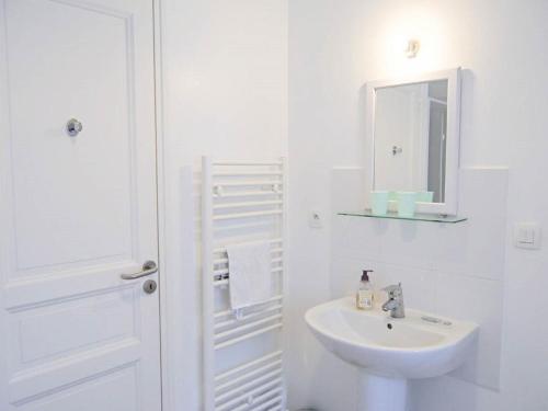 GavrayGite Le Chevalier的白色的浴室设有水槽和镜子