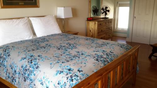 西基隆拿卡萨罗马住宿加早餐酒店的一间卧室,床上摆放着蓝色鲜花