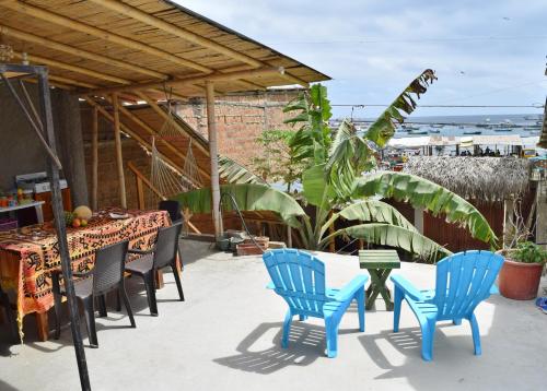 洛佩斯港海蒂旅馆的庭院配有蓝色的椅子、桌子和桌椅