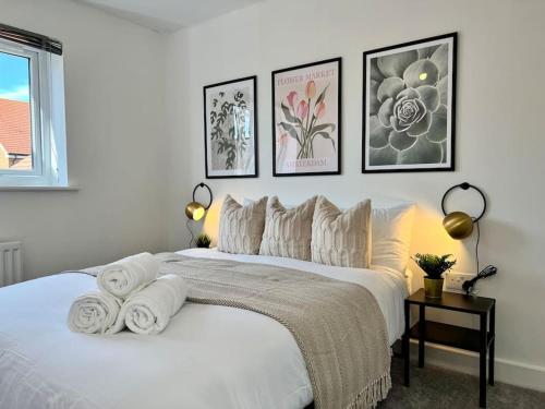 雷丁Luxury Newly Renovated House的卧室配有白色床和毛巾