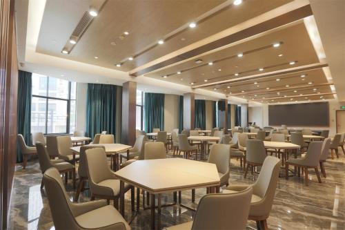 建德唯庭酒店（建德新安江江畔店）的一间设有桌椅的等候室