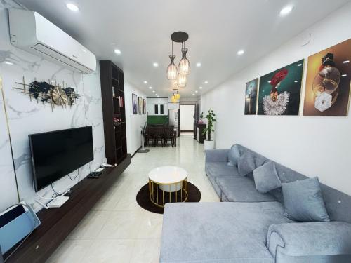 下龙湾HaLong Luxury Apartment Chuỗi Căn hộ 2 3 4 Phòng Ngủ的客厅配有蓝色的沙发和电视