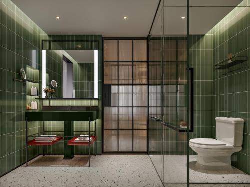 Xinsanchaba成都东部新区馨乐庭连心酒店的浴室设有卫生间和绿色瓷砖。