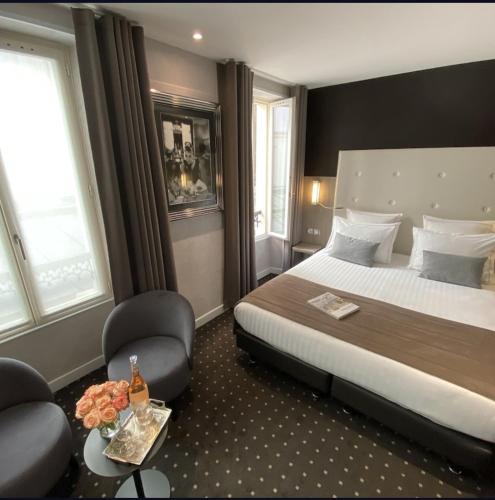 开罗Lencia Hotel,Downtown的配有一张床和一把椅子的酒店客房