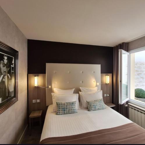 开罗Lencia Hotel,Downtown的卧室配有一张带两个枕头的大白色床