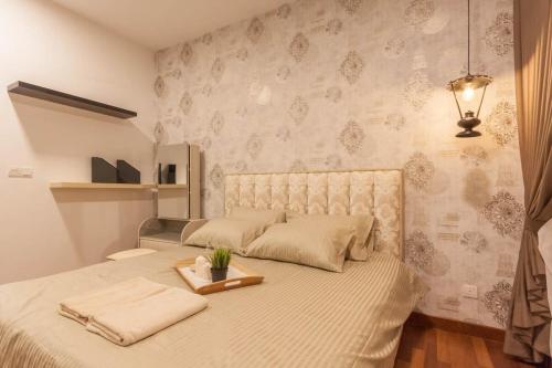 巴生Tastefully Designed 3BR at Impiria Residensi Klang的一间卧室配有一张床,上面有托盘
