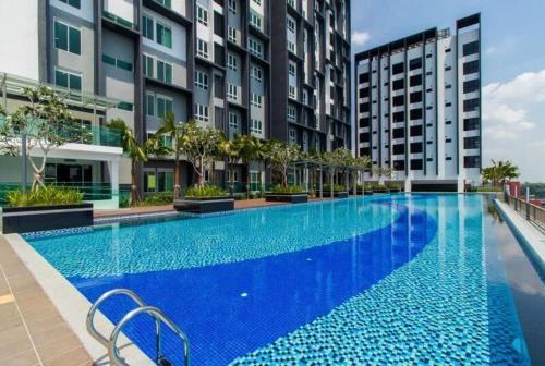 巴生Tastefully Designed 3BR at Impiria Residensi Klang的一座大型游泳池,位于部分建筑前